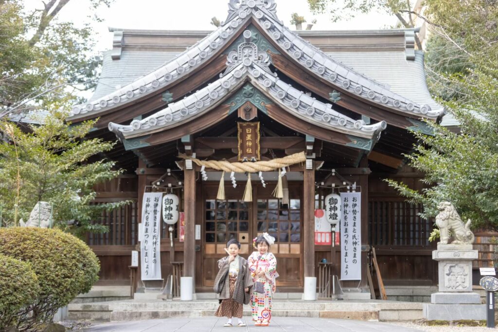 七五三の写真撮影をする子ども